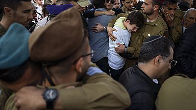 La familia de un soldado israelí caído en la Franja de Gaza llora su pérdida.