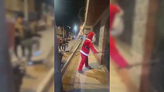 شرطي متنكر بلباس سانتا كلوز يوقف مروجي مخدرات في البيرو