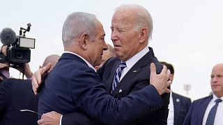 جو بايدن يحتضن رئيس الوزراء الإسرائيلي بنيامين نتنياهو