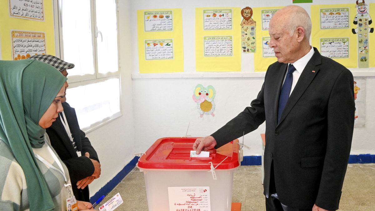 الرئيس التونسي خلال مشاركته في الانتخابات
