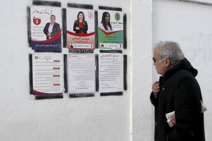 مشاركة أحد المواطنين في الانتخابات التونسية