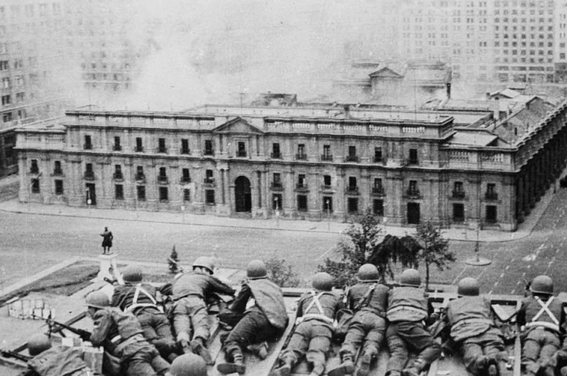 Augusto Pinochet tábornok katonái vették körbe a levegőből bombázott Moneda elnöki palotát Santiagóban, 1973. szeptember 11-én