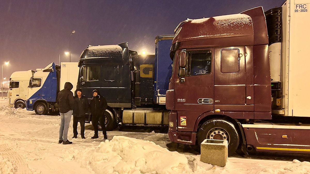 Ukrán kamionosok a hóban a lengyel-ukrán határon