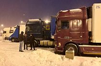 Des routiers ukrainiens attendent de passer de la Pologne à l'Ukraine à Korczowa, en Pologne, le jeudi 7 décembre 2023.