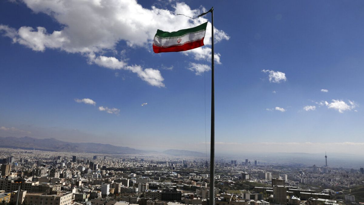 العلم الإيراني في طهران
