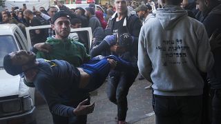 Раненые поступают в больницу в Дейр-эль-Балахе после ударов по центральной части сектора Газа, 24 декабря 2023 года.