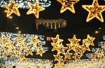 Em Atenas, residentes e turistas lançaram desejos de Natal em lanternas de papel para o céu