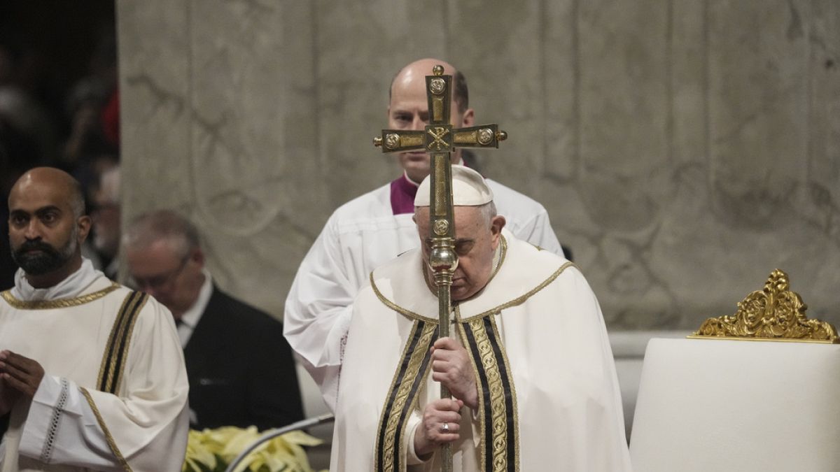 Papst Franziskus hat in seinem weihnachtlichen Gottesdienst zu Frieden auf der Welt aufgerufen. .