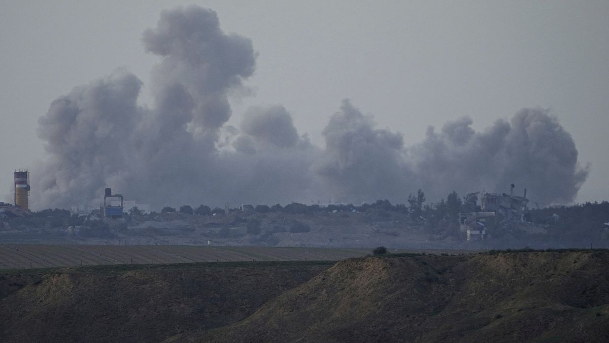 دخان يتصاعد في سماء غزة بعد قصف إسرائيلي مكثف على القطاع