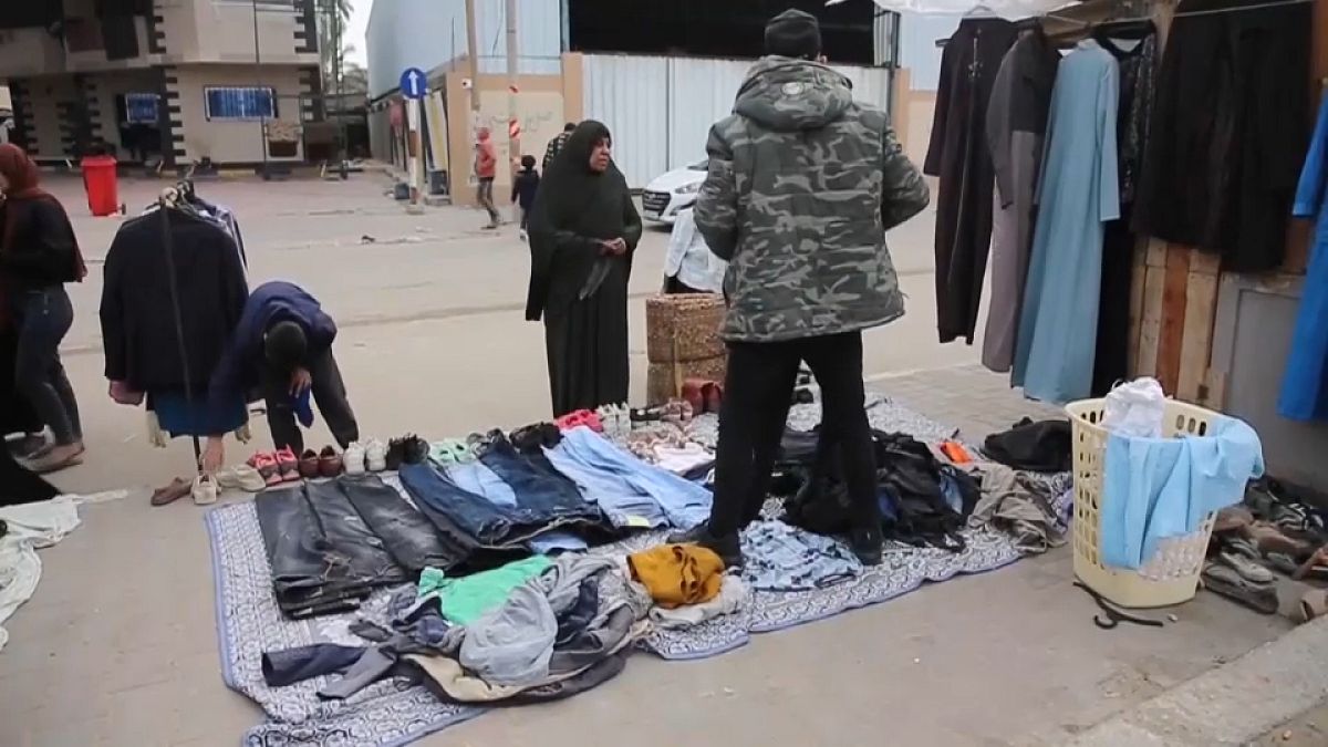مشكلة النازحين للعثور على ملابس في فصل الشتاء قطاع غزة.
