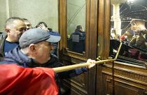 Участники беспорядков попытались ворваться в здание белградской мэрии, 24 декабря 2023 года.