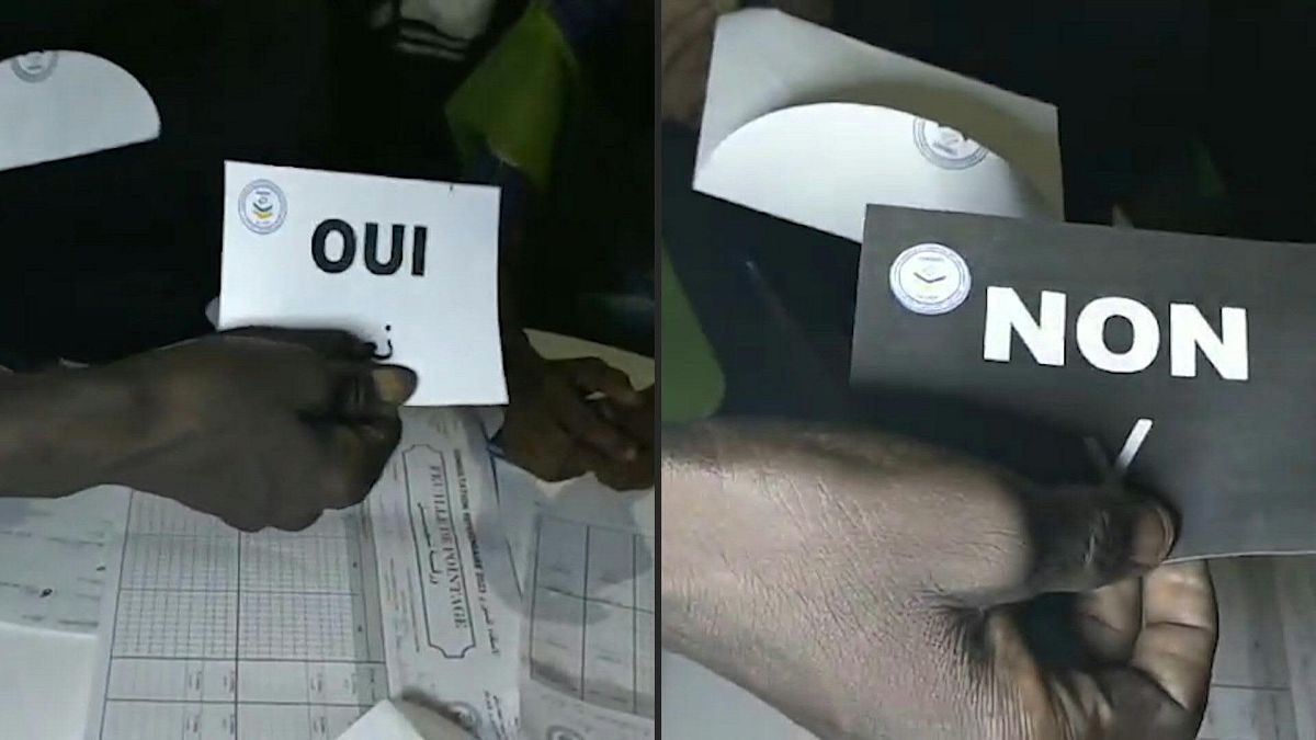  فرز الأصوات بمراكز الاقتراع في استفتاء تشاد على دستور جديد، 24 ديسمبر 2023.