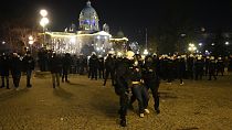 Un manifestante es detenido por un agente de policía en el centro de Belgrado, Serbia, el domingo 24 de diciembre de 2023.