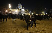 Akşam saatlerinde çevik kuvvet polisi protestocuları belediye binasından uzaklaştırdı