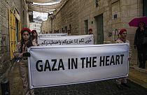 "Gazze kalbimizde" yazılı pankart taşıyan Filistinli izciler