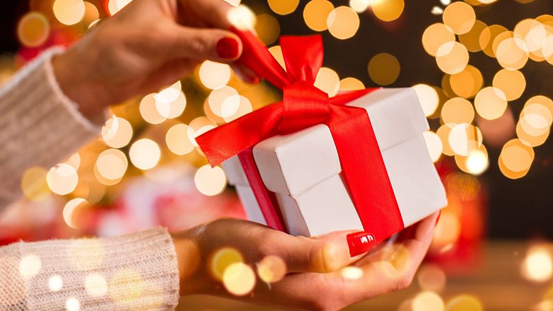 دادن هدیه در کریسمس‌ از سنت‌های قدیمی فرهنگ‌ها به شمار می‌رود