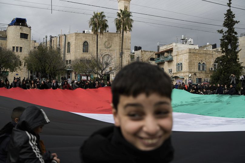 Palesztin zászlót feszítenek ki Betlehemben