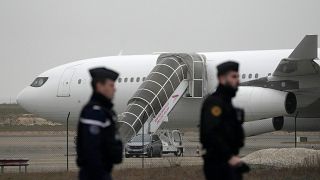 A Franciaországban feltartóztatott repülőgép Vatry repülőterén.  