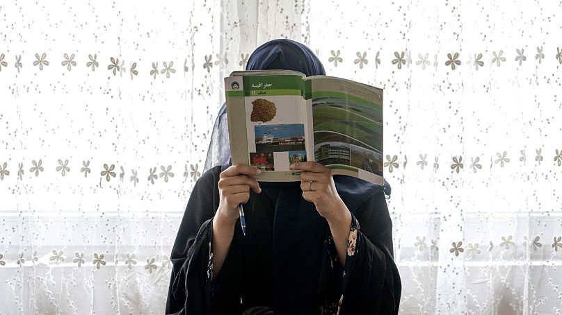 ادامه تحصیل دختران افغان در مدارس خانگی