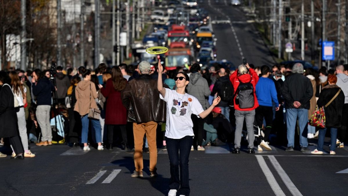 Estudantes bloqueiam trânsito em Belgrado