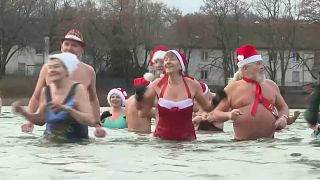 ألمان يحتفلون في يوم عيد الميلاد بالغطس في مياه بارد لبحيرة. 2023/12/25