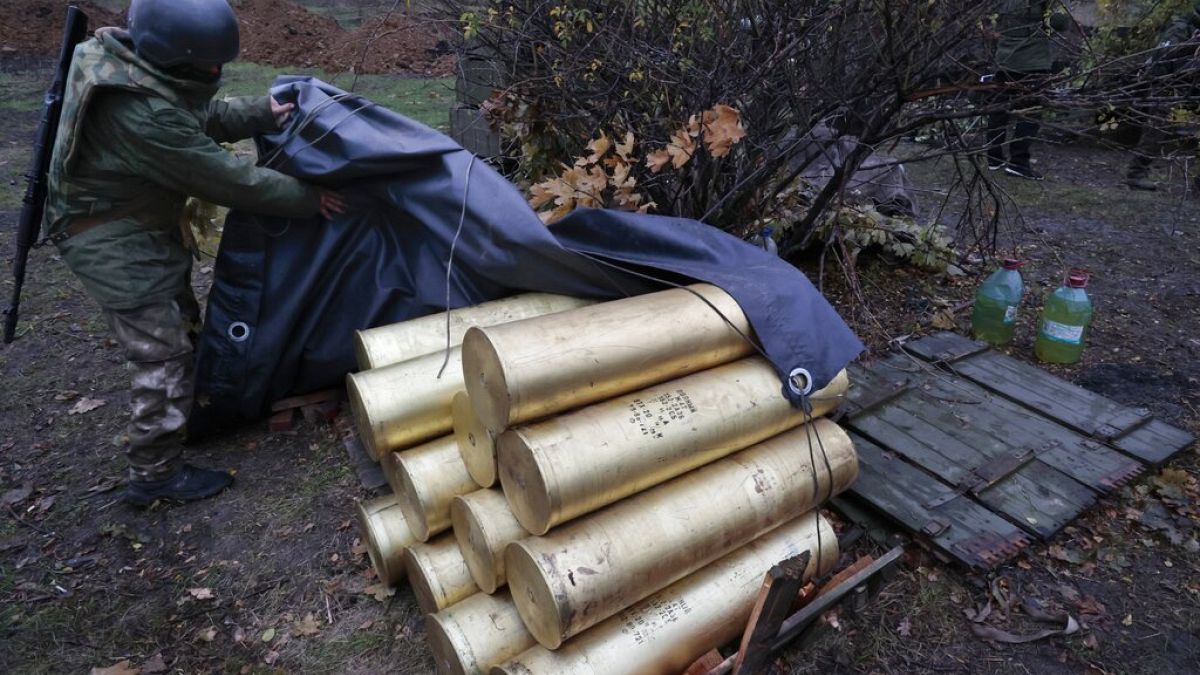 Ukrayna'nın doğusundaki Donetsk bölgesinde bir asker, obüs topu mermilerinin üstünü örterken