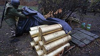 Ukrayna'nın doğusundaki Donetsk bölgesinde bir asker, obüs topu mermilerinin üstünü örterken