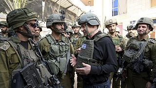Israels Ministerpräsident Netanjahu bei einem Truppenbesuch im Norden des Gazastreifens.