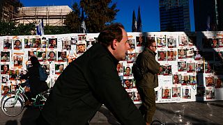 صور محتجزين إسرائيليين على جدار في تل أبيب. 2023/12/17