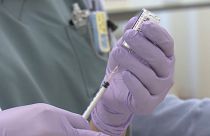 ممرضة تسحب دواء ألزهايمر الجديد في حقنة في إحدى مستشفيات العاصمة اليابانية طوكيو. 2023