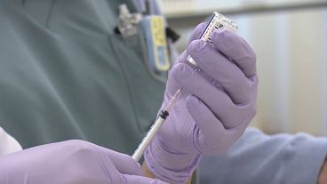 ممرضة تسحب دواء ألزهايمر الجديد في حقنة في إحدى مستشفيات العاصمة اليابانية طوكيو. 2023