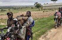 Nijerya'nın orta kesimlerindeki şiddet nedeniyle bölge sakinleri, motosikletlerle yanlarına aldıkları eşyalarla Plateau Eyaleti'nin Mangu bölgesine kaçarken