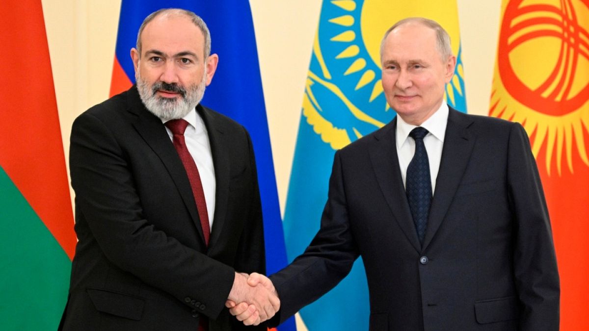 Ermenistan Başbakanı Nikol Paşinyan, Avrasya Ekonomik Birliği liderler zirvesi kapsamında gittiği Rusya'da Devlet Başkanı Vladimir Putin ile basına poz verdi