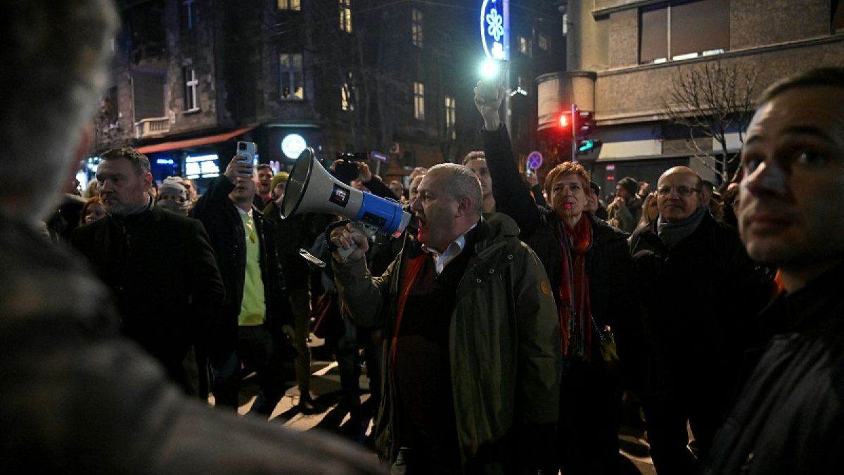  Srdjan Milivojevic, um dos líderes da coligação Sérvia Contra a Violência, a dirigir-se aos manifestantes durante um protesto em Belgrado na segunda-feira à noite