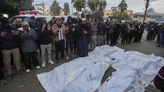 Палестинцы оплакивают своих родственников, погибших в результате израильской бомбардировки, Дейр-эль-Балах, 25 декабря 2023 года.