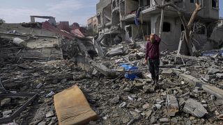 Un hombre gazatí inspecciona el lunes las ruinas de un edificio destruido durante el ataque israelí al campo de refugiados de Maghazi, en el centro de Gaza