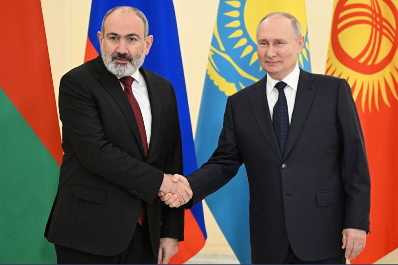 Ο πρόεδρος της Ρωσίας Βλαντίμιρ Πούτιν υποδέχεται στην σύνοδο της EEU τον πρωθυπουργό της Αρμενίας Νικόλ Πασινιάν