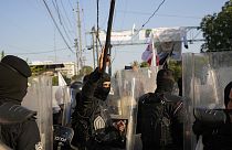 قوات الأمن تحاول تفريق متضاهرين مناهضين للولايات المتحدة  بالقرب من المنطقة الخضراء في بغداد، العراق، 14 يوليو، 2023.
