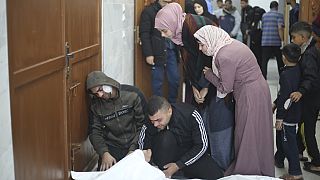 فلسطينيون ينعون أقاربهم الذين قتلوا في القصف الإسرائيلي لقطاع غزة في خان يونس، الثلاثاء، 26 ديسمبر، 2023