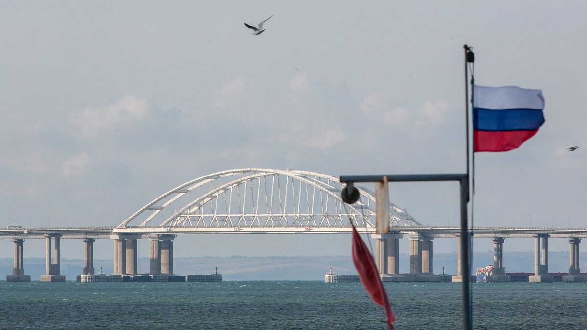  Kırım'ı Rusya'ya bağlayan Kerç Köprüsü, Ukrayna'da savaşan Rus askerlerine askeri teçhizat taşımak için hayati bir ulaşım bağlantısı.