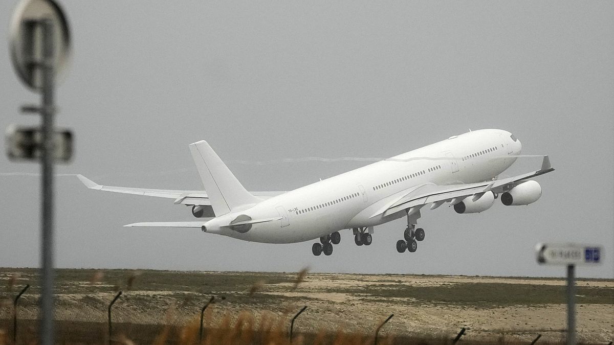 Пътниците на самолет който беше приземен във Франция от дни