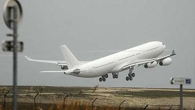 El avión detenido por la policía en el aeropuerto de Vatry despega el lunes 25 de diciembre de 2023 en Vatry, este de Francia.