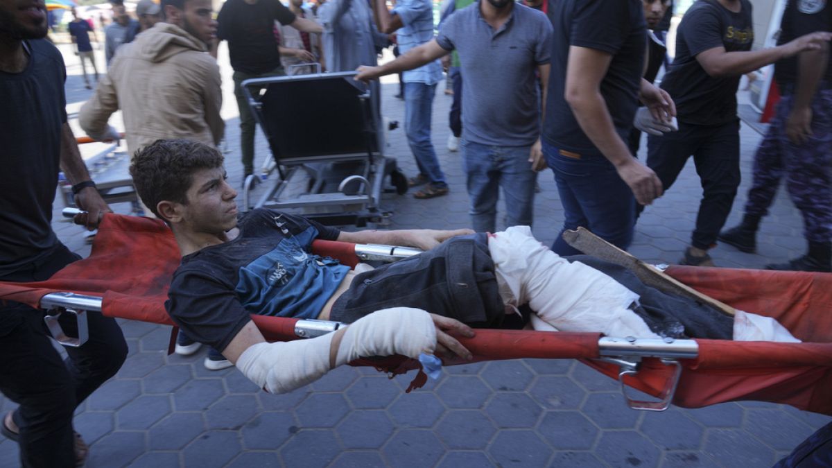 Izraeli bombázásban megsebesült palesztin fiút szállítanak a Deir al-Balah-i kórházba 2023. október 17-én.