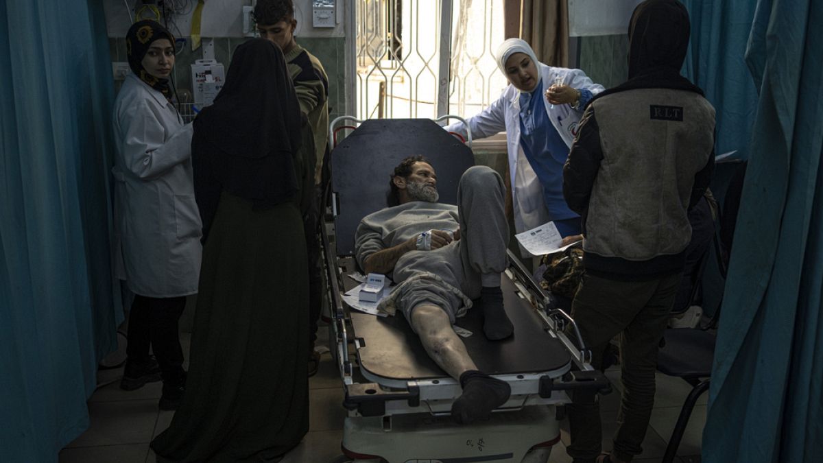 Нарастващият брой ранени във войната в Газа е изправен пред мрачен избор: Да загубя крайник или да рискувам да умра?