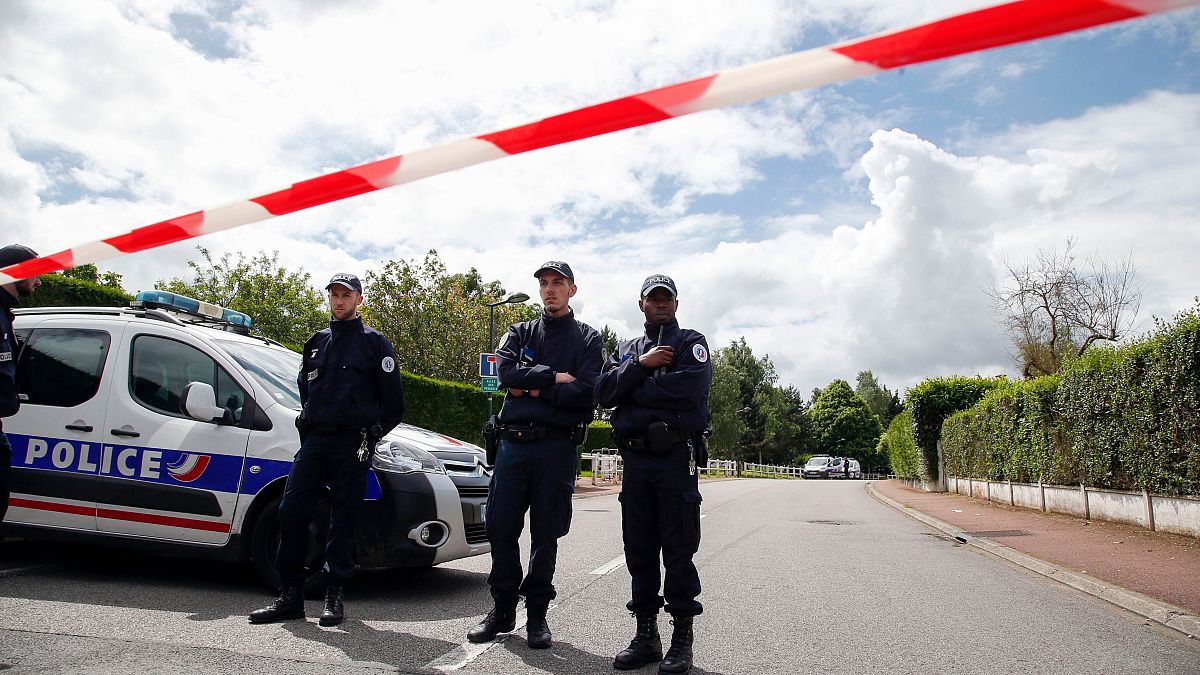 A francia rendőrség lezárta a gyilkosságok helyszínének környékét 2023.12.25-én.  