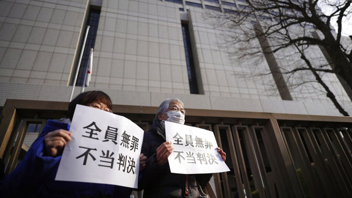 Tokyo Yüksek Mahkemesi önünde protesto gösterisi düzenleyen Fukuşima mağdurları 