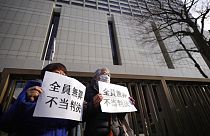 Tokyo Yüksek Mahkemesi önünde protesto gösterisi düzenleyen Fukuşima mağdurları 