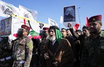 Miliziani sciiti iracheni portano la bara di un membro delle Brigate Hezbollah ucciso in un attacco aereo statunitense in Iraq