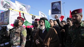 Miliziani sciiti iracheni portano la bara di un membro delle Brigate Hezbollah ucciso in un attacco aereo statunitense in Iraq