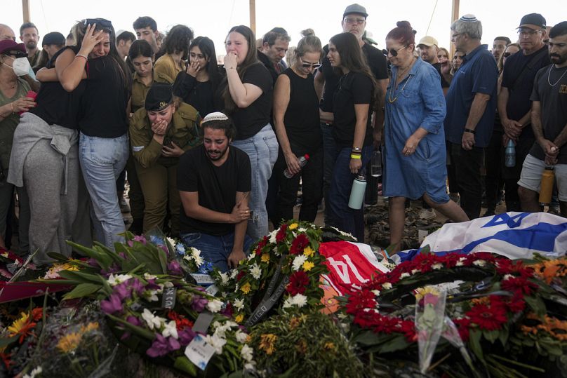 Des personnes en deuil assistent aux funérailles de la famille Kotz, dont les cinq membres ont été tués par des militants du Hamas à Gan Yavne, le 17 octobre 2023